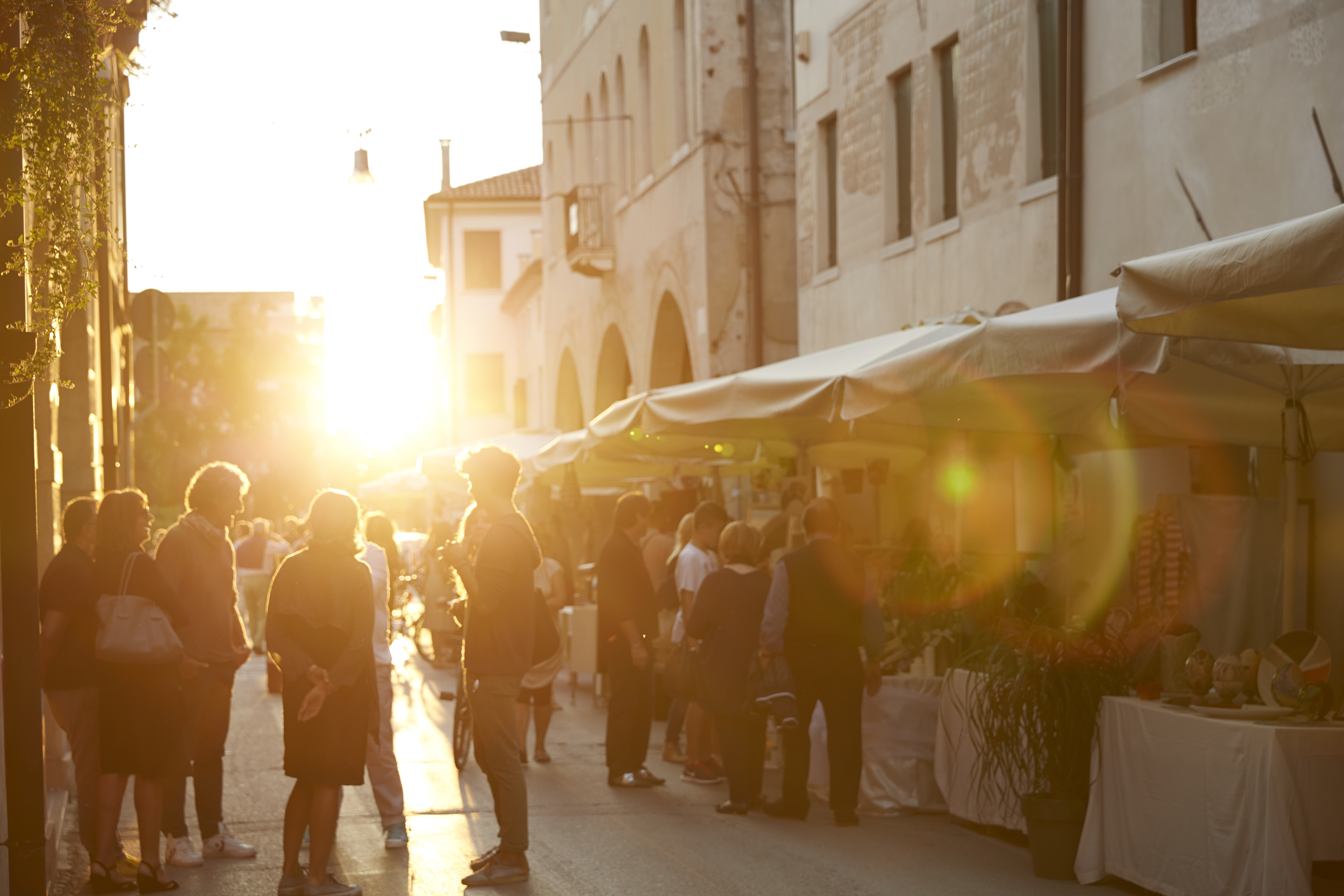 Vintagemarkt in Treviso bij zonsondergang